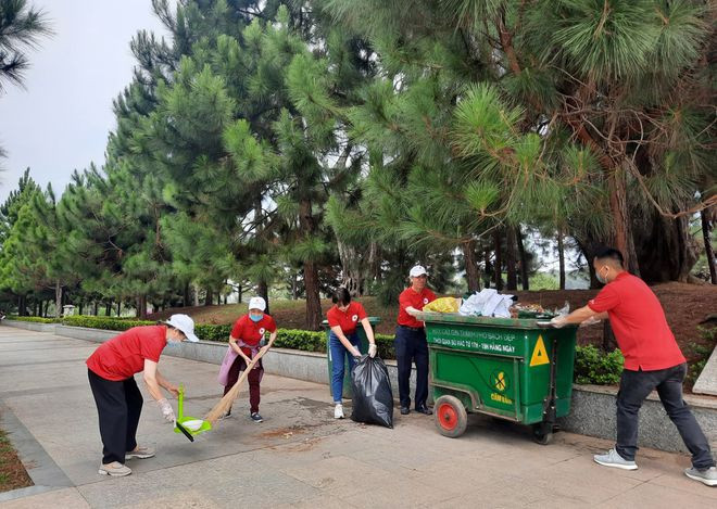 Dọn rác làm sạch TP. Đà Lạt. ẢNH: LÂM VIÊN