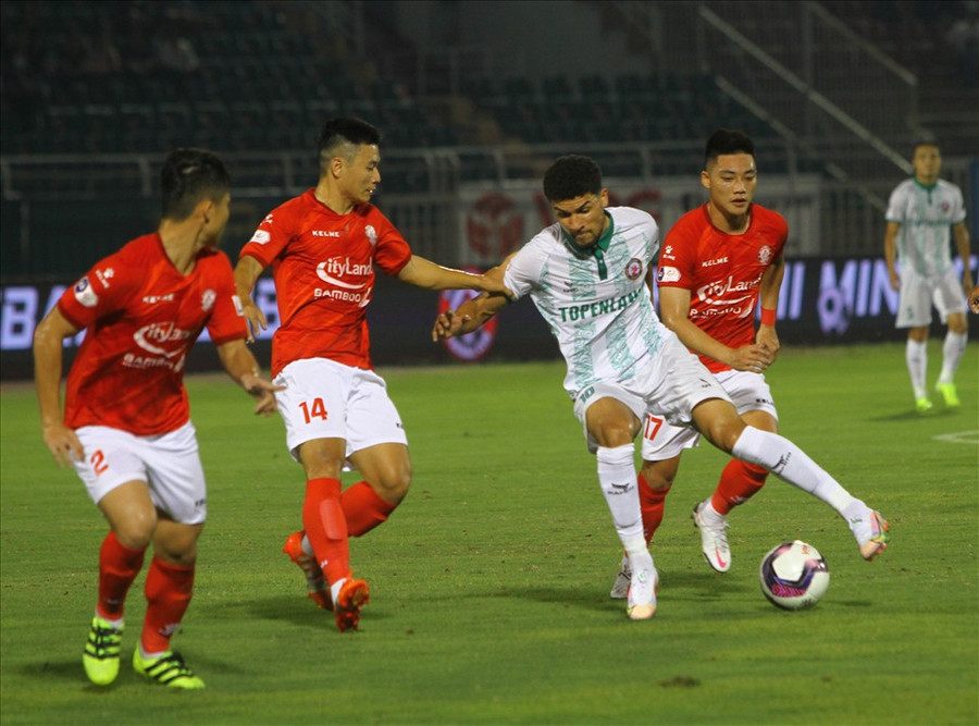 Tiền vệ Hendrio có trận đấu xuất sắc trước TPHCM. Hầu hết những đợt tấn công của Bình Định đều qua chân cựu tiền vệ U16 Barcelona này. Ảnh: Thanh Vũ.