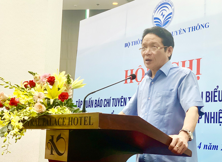 Thứ trưởng Bộ TTTT Hoàng Vĩnh Bảo phát biểu tại hội nghị tập huấn. Ảnh: Phương Linh Thứ trưởng Bộ Thông tin và Truyền thông Hoàng Vĩnh Bảo phát biểu tại hội nghị tập huấn. Ảnh: Phương Linh