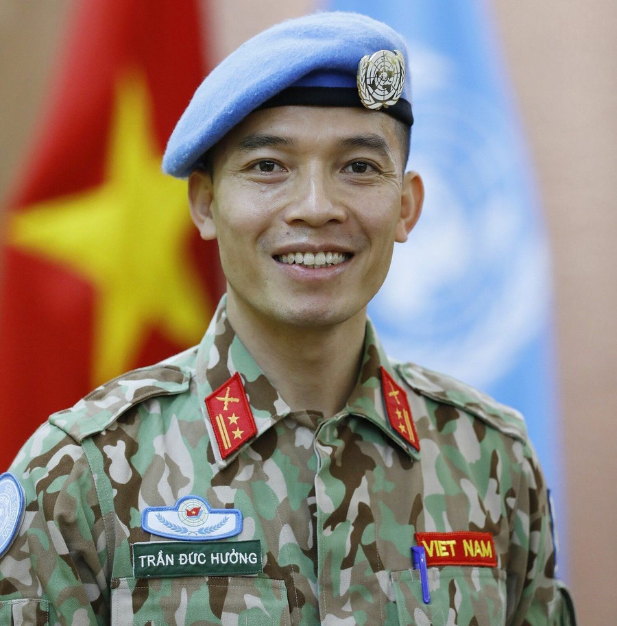 Trung tá Trần Đức Hưởng trúng tuyển vào vị trí Sĩ quan kế hoạch, Phòng Kế hoạch quân sự, Cục Hoạt động hòa bình tại trụ sở LHQ (tại New York, Hoa Kỳ). Ảnh: TTXVN Trung tá Trần Đức Hưởng trúng tuyển vào vị trí Sĩ quan kế hoạch, Phòng Kế hoạch quân sự, Cục Hoạt động hòa bình tại trụ sở LHQ (tại New York, Hoa Kỳ). Ảnh: TTXVN