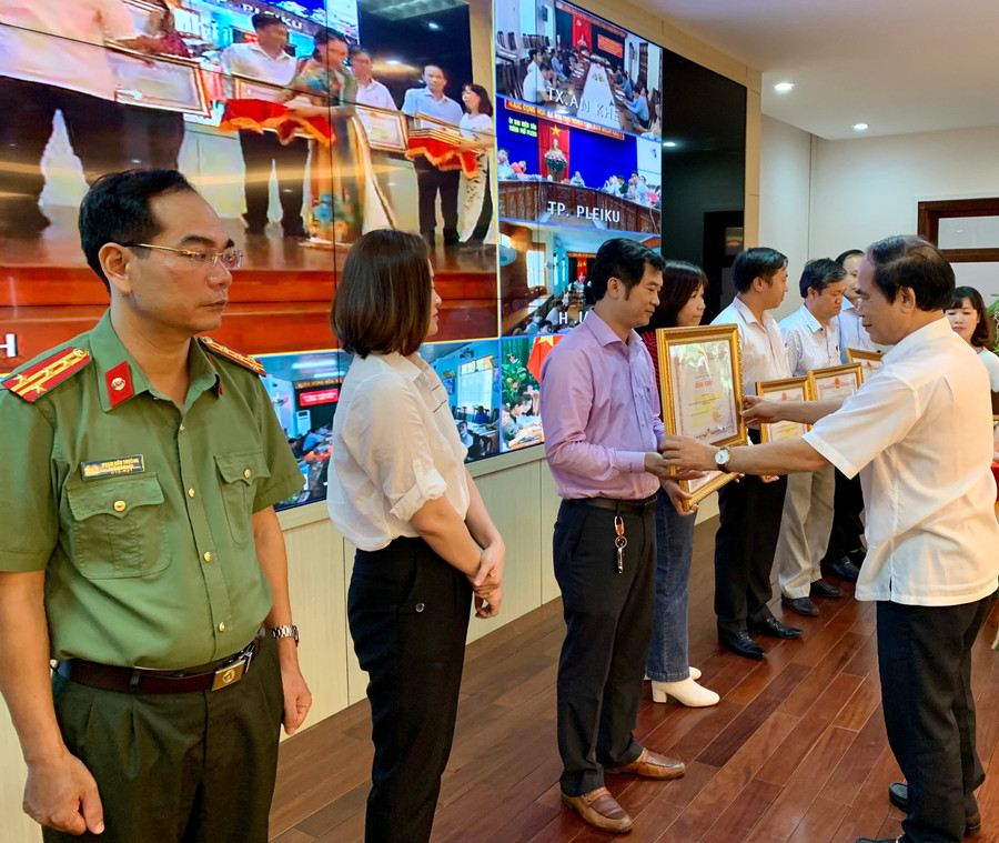 Ông Đoàn Minh Dưỡng-Phó Tổng Biên tập Báo Gia Lai đại diện Báo Gia Lai nhận bằng khen của Chủ tịch UBND tỉnh cho tập thể có thành tích xuất sắc trong công tác phòng-chống dịch. Ảnh: Như Nguyện Ông Đoàn Minh Dưỡng-Phó Tổng Biên tập Báo Gia Lai đại diện Báo Gia Lai nhận bằng khen của Chủ tịch UBND tỉnh cho tập thể có thành tích trong phòng-chống dịch. Ảnh: Như Nguyện