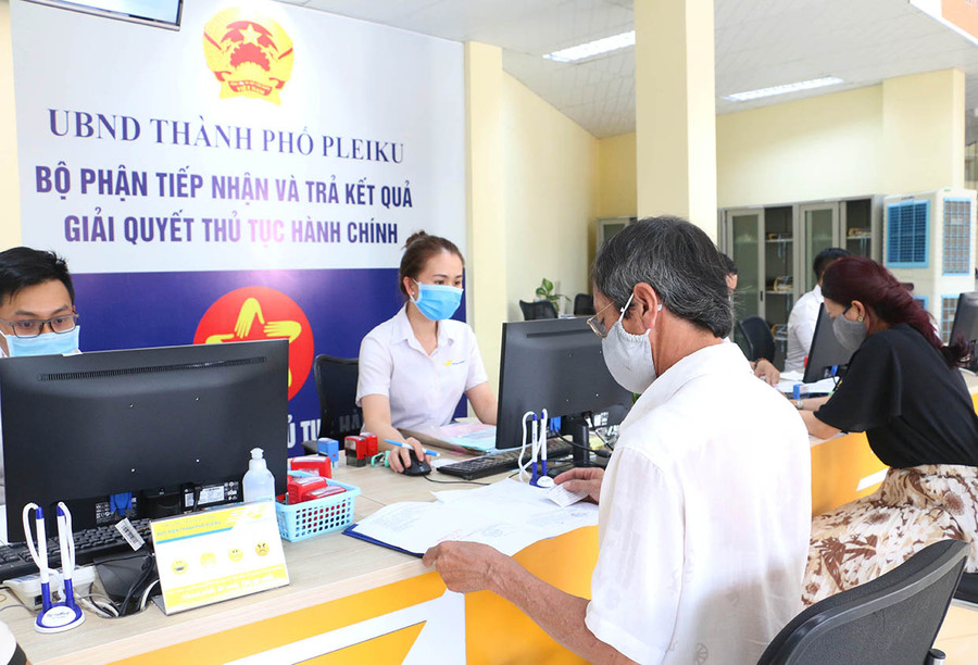 Người dân đến giải quyết TTHC tại Bộ phận tiếp nhận và trả kết quả của UBND TP. Pleiku. Ảnh: Quang Tấn Người dân đến giải quyết TTHC tại Bộ phận tiếp nhận và trả kết quả của UBND TP. Pleiku. Ảnh: Quang Tấn