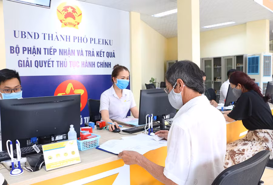 Người dân đến giải quyết TTHC tại Bộ phận tiếp nhận và trả kết quả của UBND TP. Pleiku. Ảnh: Quang Tấn