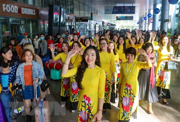 Đoàn khách du lịch MICE đến du lịch Đà Nẵng trong những ngày đầu năm mới. (Ảnh: Trần Lê Lâm/TTXVN)