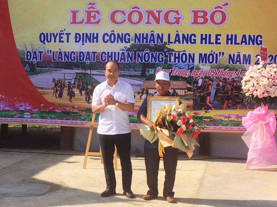 Ông Võ Nguyên Nam-Phó Bí thư Huyện ủy, Chủ tịch UBND huyện Kông Chro trao bằng công nhận làng đạt chuẩn nông thôn mới năm 2020 cho đại diện làng Hle Hlang. Ảnh: Minh Sơn a