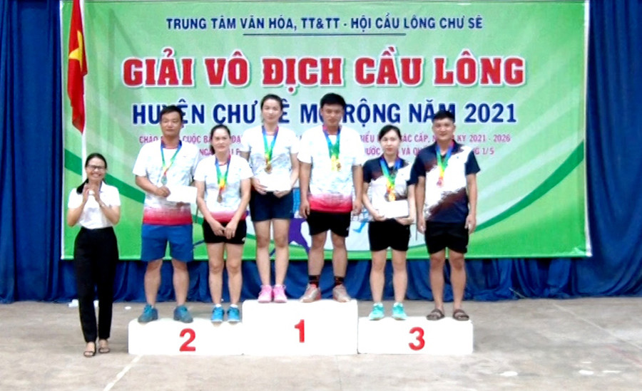 Ban tổ chức trao giải cho các vận động viên. Ảnh: Mỹ Đức Ban tổ chức trao giải cho các vận động viên đoạt giải.Ảnh: Mỹ Đức