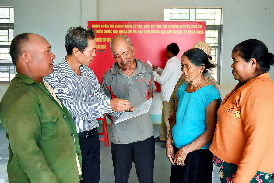 9.Ông Nay Ky, Chủ tịch MTTQ xã Ia Roong, huyện Chư Pưh (thứ 2 bên trái) tuyên truyền về cuộc bầu cử cho người dân làng Tao Ôr.