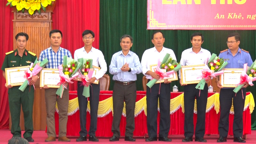 Ban Thường vụ Thị ủy An Khê tặng giấy khen cho 6 tổ chức cơ sở Đảng đạt "Trong sạch, vững mạnh" tiêu biểu năm 2020. Ảnh: An Phát Ban Thường vụ Thị ủy An Khê tặng giấy khen cho 6 tổ chức cơ sở Đảng đạt trong sạch vững mạnh tiêu biểu năm 2020. Ảnh An Phát