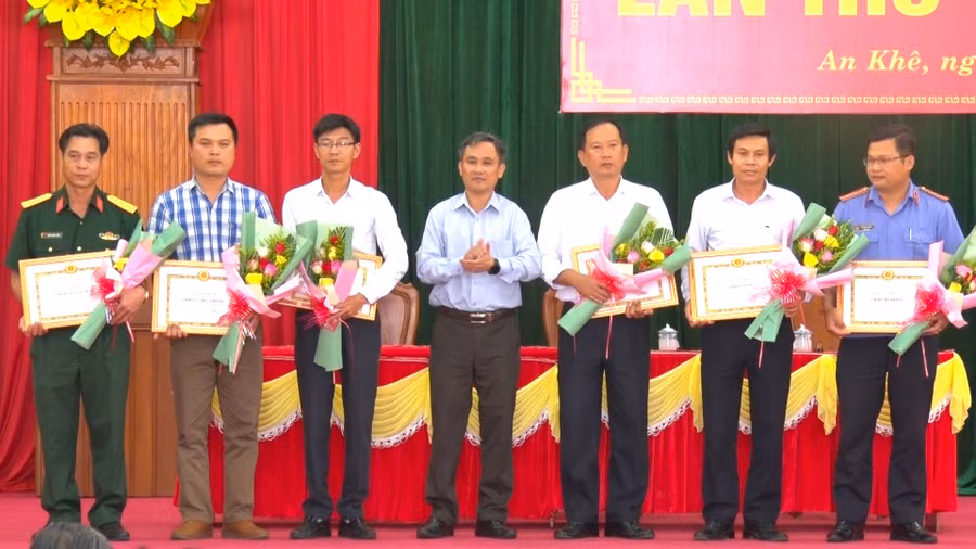 Ban Thường vụ Thị ủy An Khê tặng giấy khen cho 6 tổ chức cơ sở Đảng đạt trong sạch vững mạnh tiêu biểu năm 2020. Ảnh An Phát 