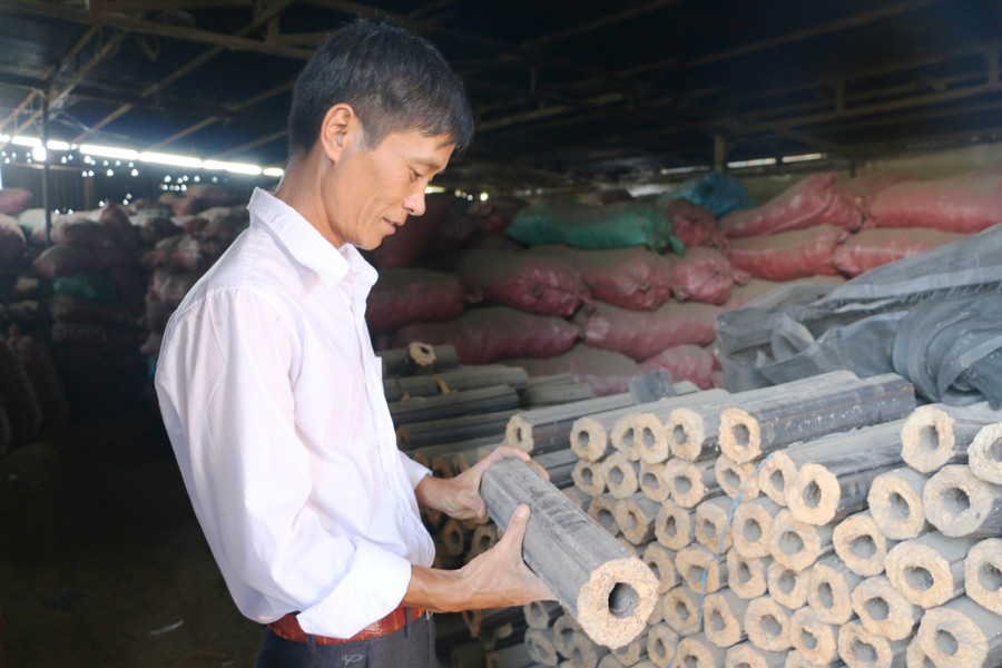 Than củi làm từ vỏ trấu của Công ty cổ phần Hòa Phú Gia Lai (thị xã Ayun Pa) là một trong những giải pháp góp phần bảo vệ rừng và môi trường. Ảnh: Quang Tấn