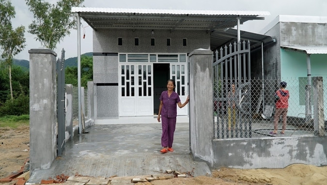 Bà Nguyễn Thị Sen (tỉnh Bình Định) trước đây ở trong khu vực bị ô nhiễm bom mìn, nay được hỗ trợ chuyển chỗ ở mới Ảnh: ĐỨC ANH