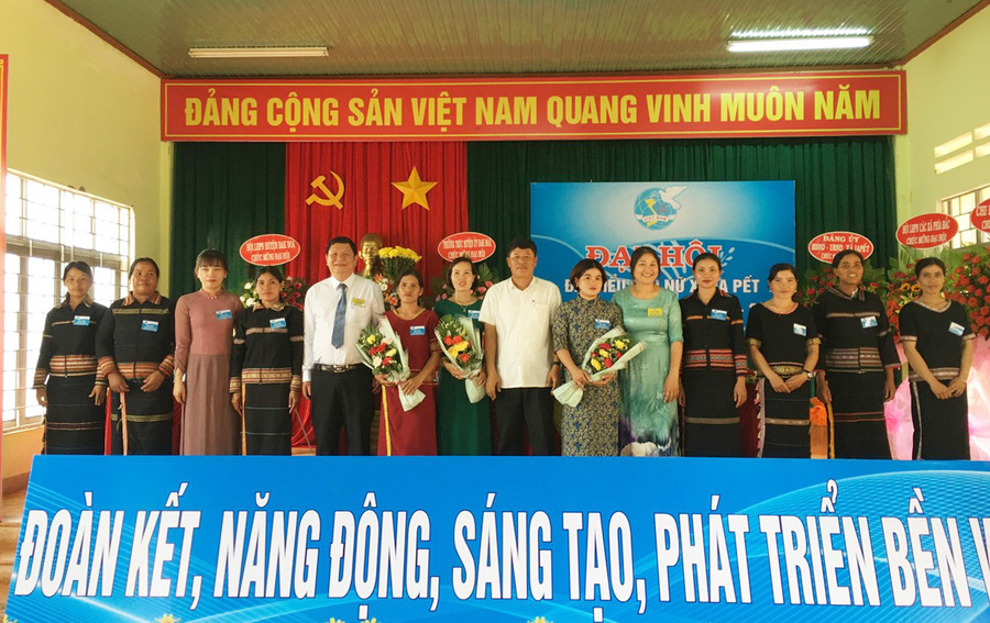  Lãnh đạo Huyện ủy Đak Đoa và Đảng ủy xã Ia Pết chúc mừng Ban Chấp hành Hội LHPN xã ra mắt, nhận nhiệm vụ tại đại hội. Ảnh: Thanh Nhật