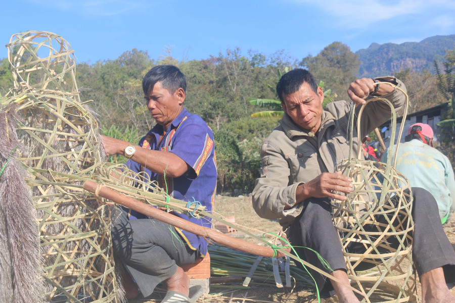 Làm hình nộm người. Ảnh: T.N