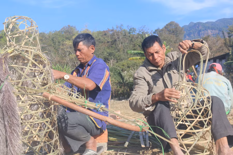 Làm hình nộm người. Ảnh: T.N