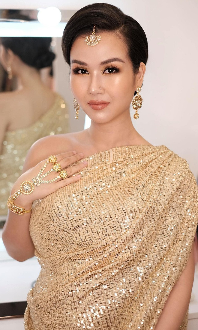 Bộ saree ánh kim được nữ ca sĩ đặt may riêng tại Việt Nam, phụ kiện cũng cho chính tay cô chọn lựa. ẢNH: FBNV