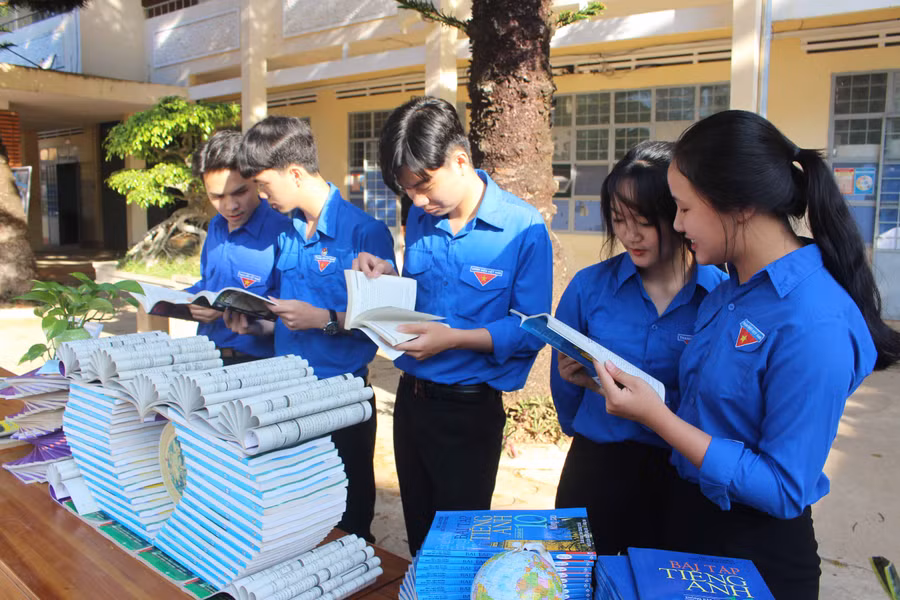 _Học sinh Trường THPT Hoàng Hoa Thám đọc sách tại chương trình phát động phong trào đọc sách trong thư viện nhà trường. Ảnh P.L