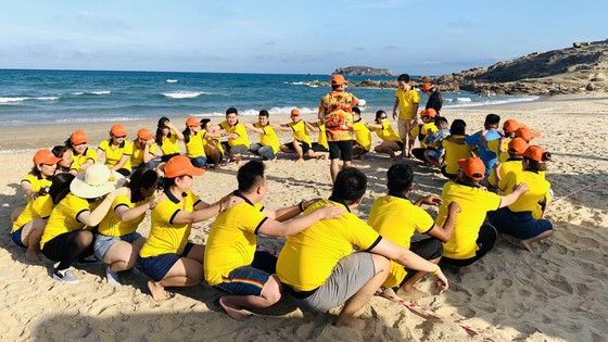 Du khách tham gia hoạt động ngoài trời do một doanh nghiệp lữ hành tổ chức