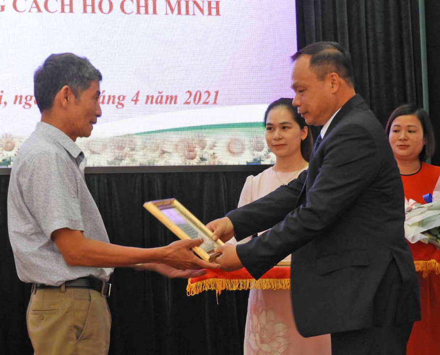 -Bí thư Huyện ủy Dương Mah Tiệp trao giấy khen cho các cá nhân (3514)