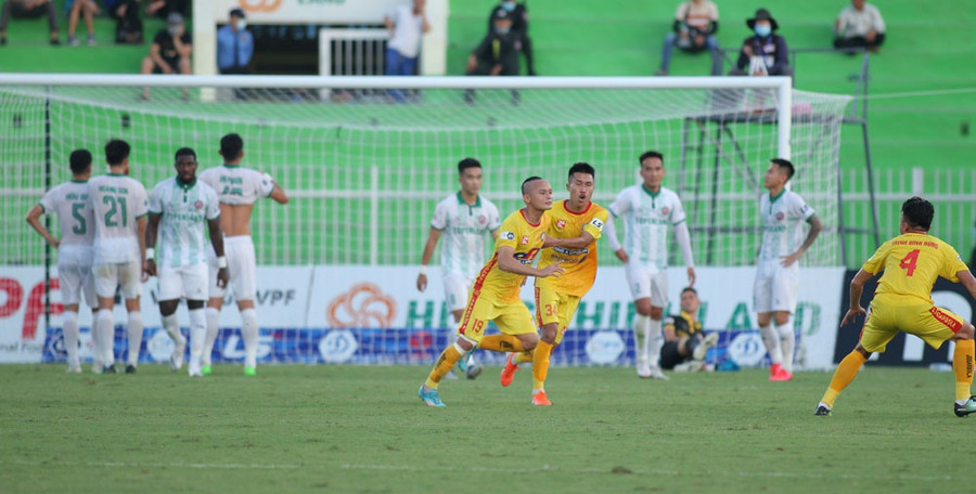 Quốc Phương của Thanh Hóa sẽ mang lại hy vọng từ những quả đá phạt. Ảnh: VPF