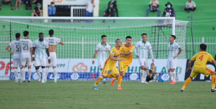 Quốc Phương của Thanh Hóa sẽ mang lại hy vọng từ những quả đá phạt. Ảnh: VPF