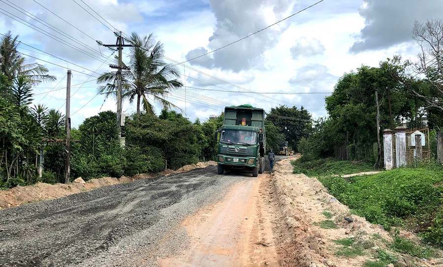 Đơn vị thi công tiến hành đổ bê tông để thảm bê tông lớp 1 trên tuyến đường liên xã Ayun, Đak Jơ Ta. Ảnh: Lê Hòa