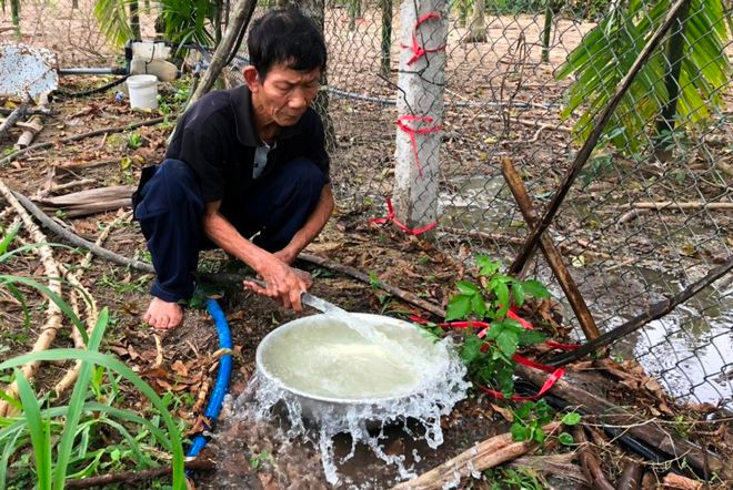 Ông Sơn kiểm tra màu nước không còn trong veo như trước ẢNH: N.ĐỨC