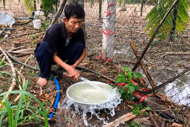 Ông Sơn kiểm tra màu nước không còn trong veo như trước ẢNH: N.ĐỨC