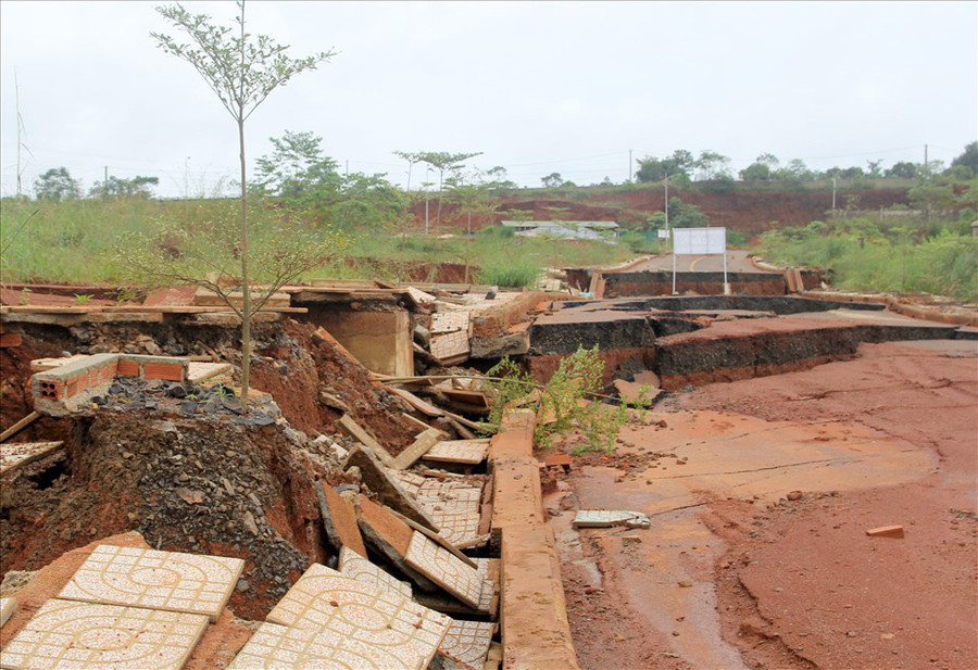 Đường giao thông trong khu vực dự án bị nứt gãy, hư hỏng hoàn toàn