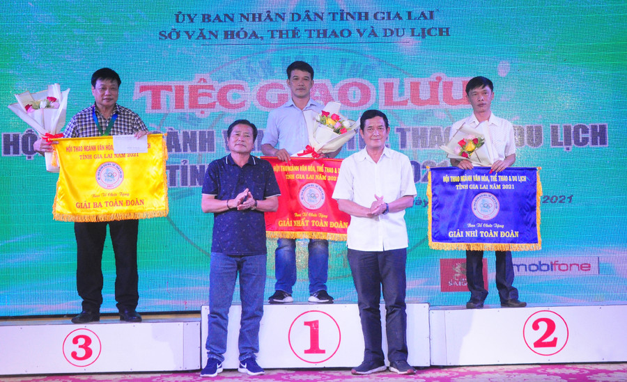 Ban tổ chức trao giải cho các đoàn đạt giải nhất, nhì, ba toàn đoàn. Ảnh: Thiên Di Ban tổ chức trao giải toàn đoàn cho các đoàn đạt giải nhất, nhì, ba. Ảnh: Thiên Di