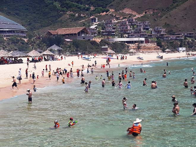 Khu du lịch Kỳ Co thu hút nhiều khách du lịch trong các dịp nghỉ lễ. ẢNH: BẢO THOA