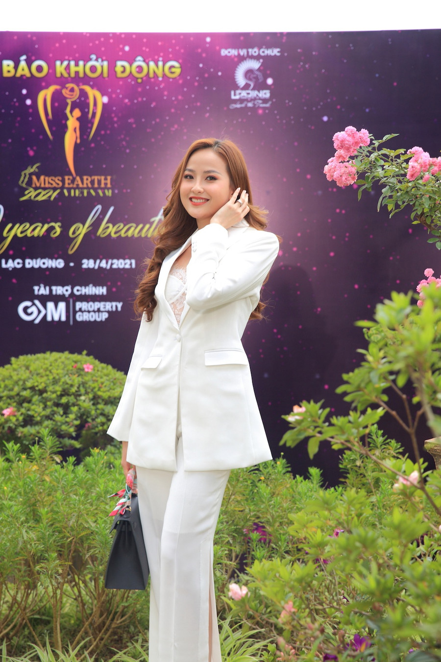 Hoa hậu Khánh Ngân chọn vest phối với nội y bên trong. Cô có cuộc sống khá kín tiếng sau khi giành chiến thắng tại một sân chơi nhan sắc quốc tế. ẢNH: BTC