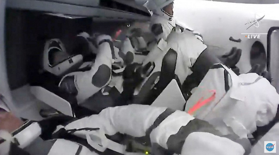 Bốn phi hành gia trên tàu vũ trụ Crew Dragon. ẢNH: AFP