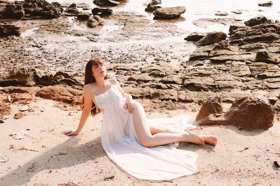 Bà mẹ ba con được chồng ủng hộ theo đuổi phong cách gợi cảm. ẢNH: NVCC