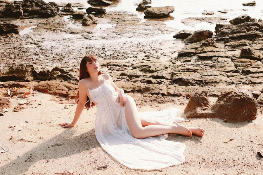 Bà mẹ ba con được chồng ủng hộ theo đuổi phong cách gợi cảm. ẢNH: NVCC