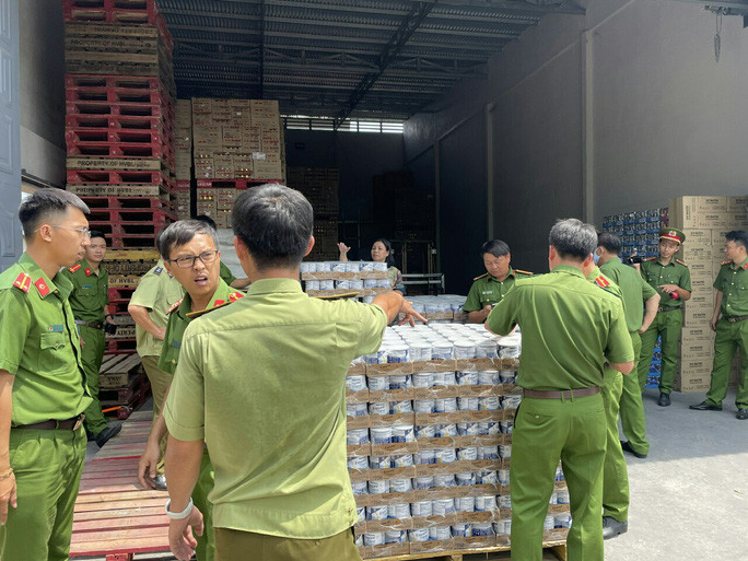 Làm việc với công an, chủ kho hàng không cung cấp được giấy tờ liên quan Làm việc với công an, chủ kho hàng không cung cấp được giấy tờ liên quan