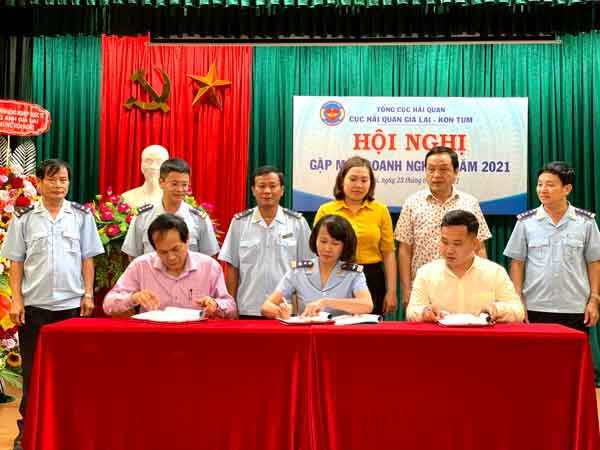 Cục Hải quan Gia Lai-Kon Tum ký kết biên bản ghi nhớ hợp tác với doanh nghiệp. Ảnh: Hà Duy
