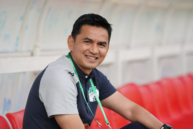 HLV Kiatisak luôn thể hiện sự thoải mái trong lần trở lại dẫn dắt CLB HAGL. Ảnh: ĐỘC LẬP