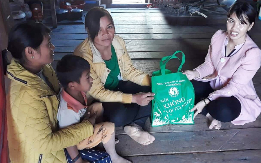 Hội LHPN xã Uar (huyện Krông Pa) tặng túi vải sử dụng nhiều lần và hộp nhựa cho hội viên, phụ nữ nhằm hạn chế dùng túi ni lông. Ảnh: Nhật Hào Hội LHPN xã Uar (huyện Krông Pa) tặng túi vải sử dụng nhiều lần và hộp nhựa cho hội viên, phụ nữ nhằm hạn chế sử dụng túi ni lông. Ảnh: Nhật Hào