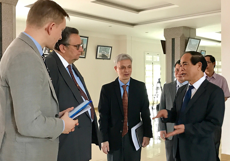  Chủ tịch UBND tỉnh Võ Ngọc Thành (bìa phải) trao đổi với ngài Kari Kahiluoto-Đại sứ Cộng hòa Phần Lan tại Việt Nam về Dự án thoát nước và xử lý nước thải TP. Pleiku. Ảnh: Hà Duy