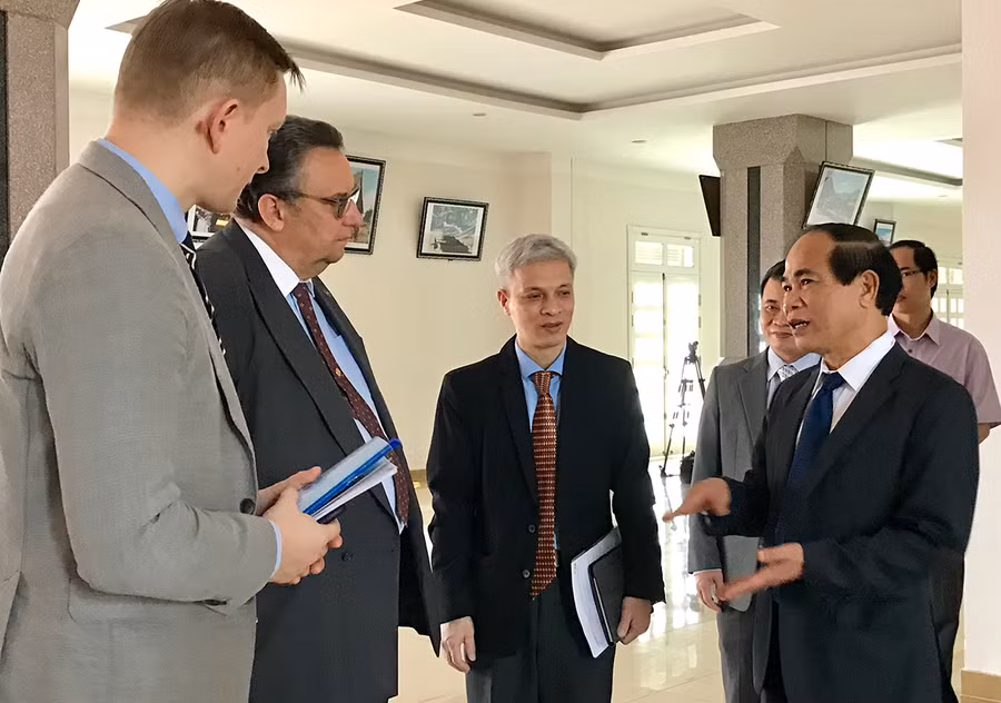  Chủ tịch UBND tỉnh Võ Ngọc Thành (bìa phải) trao đổi với ngài Kari Kahiluoto-Đại sứ Cộng hòa Phần Lan tại Việt Nam về Dự án thoát nước và xử lý nước thải TP. Pleiku. Ảnh: Hà Duy