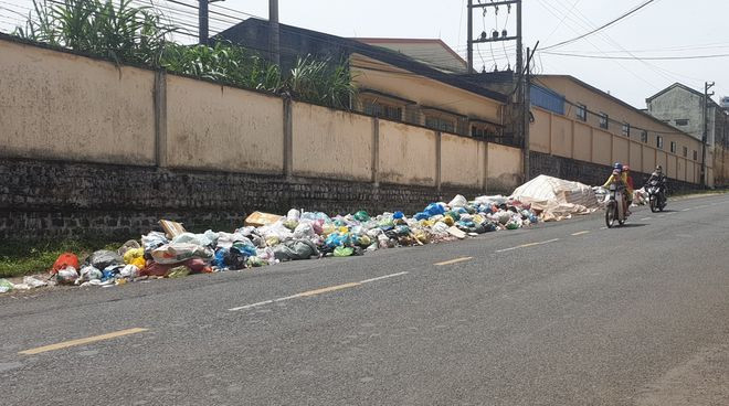 Rác ứ đọng trên đường phố Bảo Lộc, sáng 5.4. ẢNH: TRÙNG DƯƠNG
