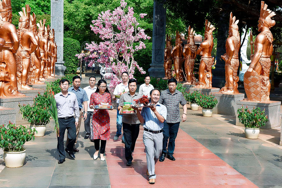Cán bộ và các tầng lớp nhân dân về dự lễ dâng hương tưởng niệm nhân ngày Giỗ Tổ.