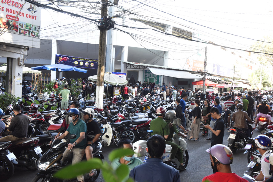 Từ sáng sớm, đoạn đường Nguyễn Du trước quầy bán vé sân Pleiku đã đông đặc người đến đợi mua vé.