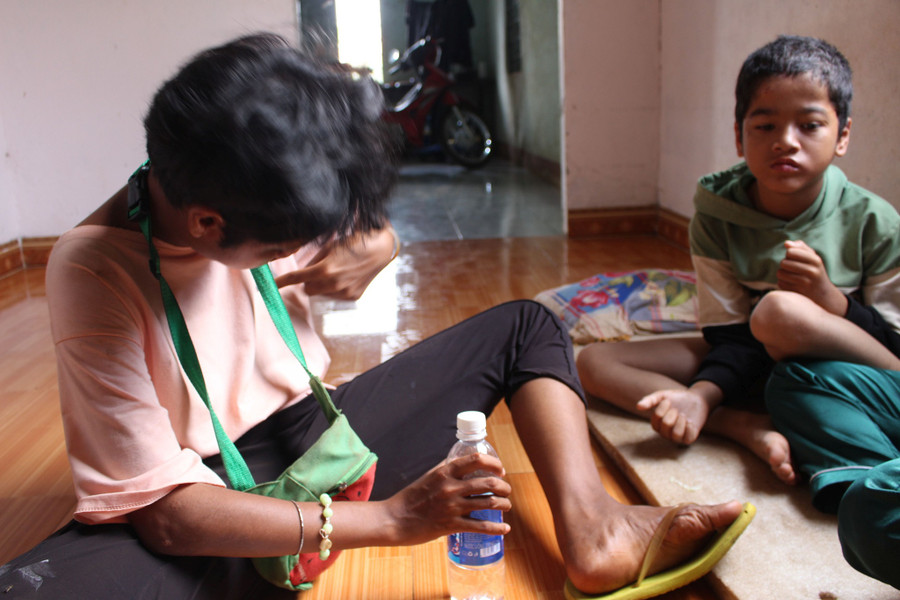 H'Quyên diễn tả cảnh mà chị H'Elle đang nghi ngờ con gái bị xâm hại tình dục