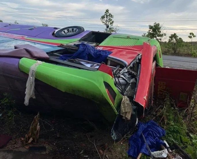 Chiếc xe khách bị hư hỏng nặng