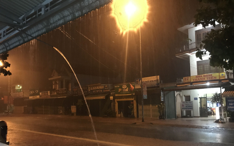 Ngoài Ea Súp, chiều tối 19/4, trên địa bàn tỉnh Đắk Lắk cũng xuất hiện mưa ở nhiều khu vực khác.