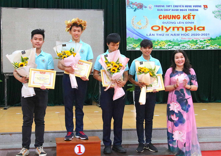 Hàng năm, CLB Huyền thoại Vua Hùng đã hỗ trợ nhà trường tìm ra học sinh dự thi Đường lên đỉnh Olympia do VTV tổ chức. Ảnh: Mộc Trà