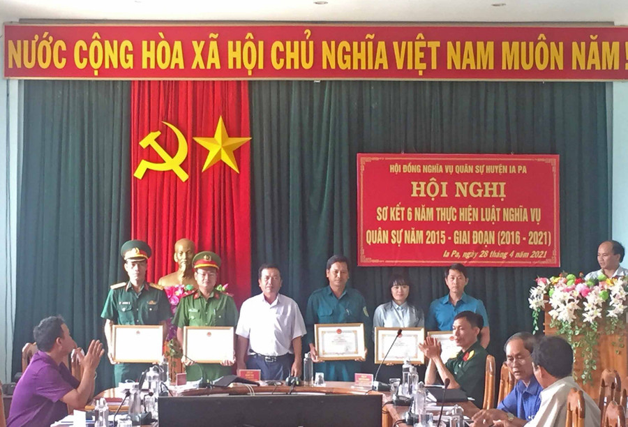 Lãnh đạo huyện Ia Pa khen thưởng tập thể cá nhân có thành tích xuất sắc thực hiện Luật Nghĩa vụ quân sự năm2015, giai doạn 2016-2021. Ảnh: Mai Linh