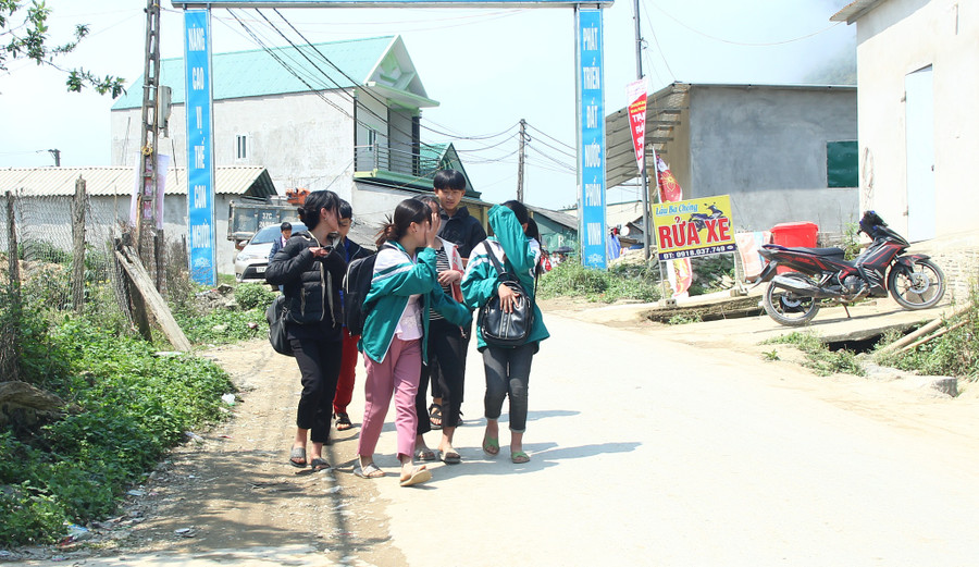 Học sinh THCS ở xã Mường Lống. ẢNH: KHÁNH HOAN