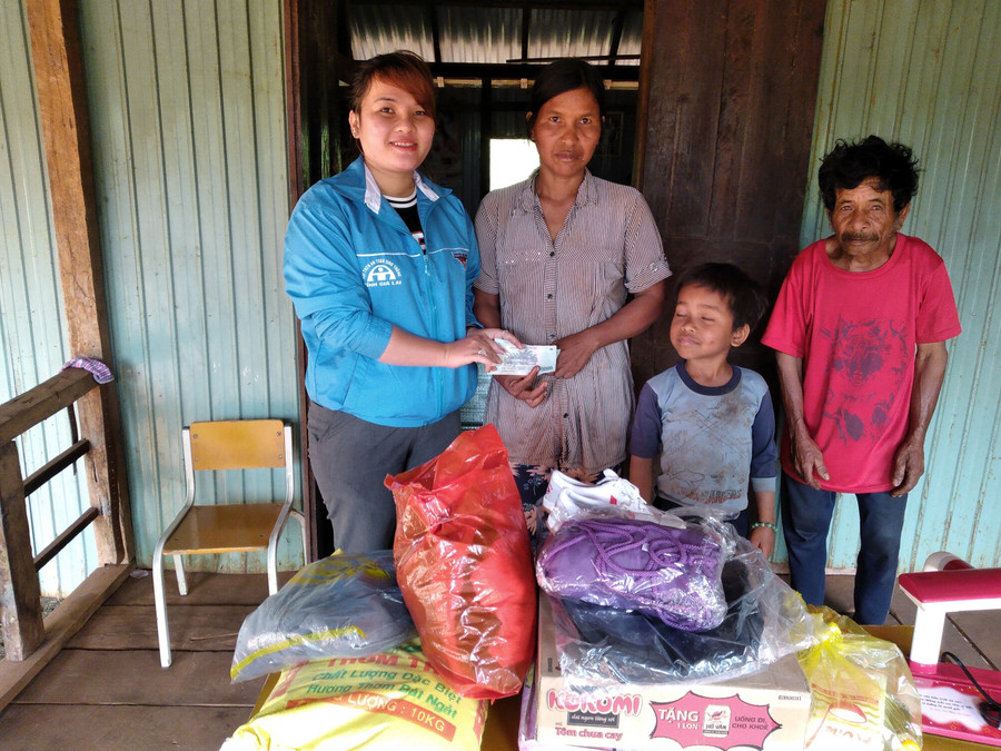 Chị Nguyễn Thị Thơm (bìa trái)-Chuyên viên Huyện Đoàn Chư Păh tặng quà cho hộ gia đình khó khăn ở xã Ia Khươl (huyện Chư Păh). Ảnh Phan Lài